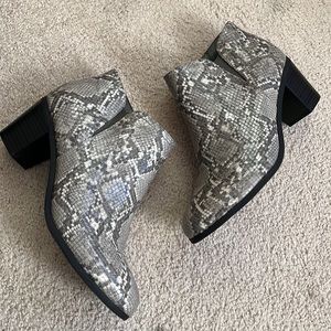 Cloudwalkers by Avenue Snakeskin Ankle Boots Size 9.5W